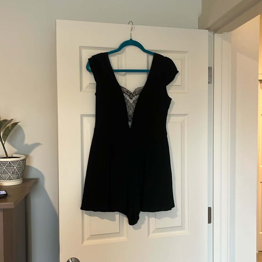 Keepsake black dress. Size medium. Only worn a few times. Good condition.